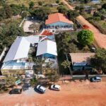 As obras de ampliação e modernização da Escola Carla Moana, localizada no Vale das Andorinhas, já apresentam avanços significativos. O projeto contempla a construção de três novas salas de aula, dois banheiros e uma quadra poliesportiva, ampliando a infraestrutura da unidade e proporcionando melhores condições para alunos e profissionais da educação. Entre os destaques da obra está a construção da quadra esportiva, que já teve a etapa de concretagem concluída. Atualmente, as equipes trabalham na instalação das grades de proteção, enquanto a cobertura da estrutura está em fase final de execução. Além disso, os serviços de acabamento também avançam no local. O piso e os revestimentos estão sendo instalados, aproximando a obra da fase de conclusão e garantindo mais conforto e segurança para a comunidade escolar. Com as três novas salas de aula, a unidade terá maior capacidade para atender os estudantes, contribuindo para a redução da demanda por vagas e oferecendo ambientes mais adequados para o aprendizado. Os dois novos banheiros também vão reforçar a estrutura existente, proporcionando mais comodidade para alunos, professores e servidores. Já a quadra esportiva permitirá a realização de atividades físicas, esportivas e recreativas, além de servir como espaço para eventos e ações integradas com a comunidade. Com a cobertura da quadra praticamente concluída e a instalação dos pisos e revestimentos em andamento, a obra entra em uma etapa decisiva. A expectativa é que, após a finalização dos serviços, a escola passe a contar com uma estrutura mais moderna, funcional e preparada para atender às necessidades da comunidade escolar.