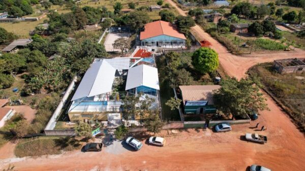 As obras de ampliação e modernização da Escola Carla Moana, localizada no Vale das Andorinhas, já apresentam avanços significativos. O projeto contempla a construção de três novas salas de aula, dois banheiros e uma quadra poliesportiva, ampliando a infraestrutura da unidade e proporcionando melhores condições para alunos e profissionais da educação. Entre os destaques da obra está a construção da quadra esportiva, que já teve a etapa de concretagem concluída. Atualmente, as equipes trabalham na instalação das grades de proteção, enquanto a cobertura da estrutura está em fase final de execução. Além disso, os serviços de acabamento também avançam no local. O piso e os revestimentos estão sendo instalados, aproximando a obra da fase de conclusão e garantindo mais conforto e segurança para a comunidade escolar. Com as três novas salas de aula, a unidade terá maior capacidade para atender os estudantes, contribuindo para a redução da demanda por vagas e oferecendo ambientes mais adequados para o aprendizado. Os dois novos banheiros também vão reforçar a estrutura existente, proporcionando mais comodidade para alunos, professores e servidores. Já a quadra esportiva permitirá a realização de atividades físicas, esportivas e recreativas, além de servir como espaço para eventos e ações integradas com a comunidade. Com a cobertura da quadra praticamente concluída e a instalação dos pisos e revestimentos em andamento, a obra entra em uma etapa decisiva. A expectativa é que, após a finalização dos serviços, a escola passe a contar com uma estrutura mais moderna, funcional e preparada para atender às necessidades da comunidade escolar.