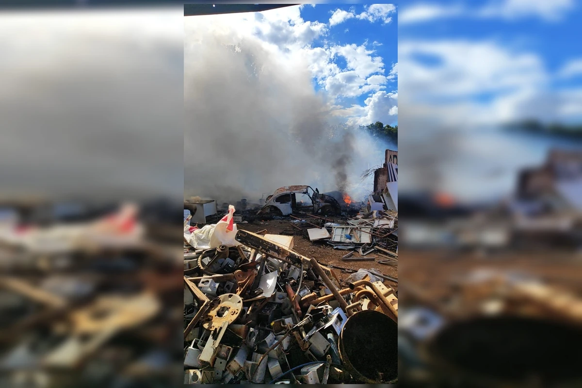 1 de 1 incendio-fabrica-reciclagem-luziania-4 - Foto: Divulgação/CBMGO