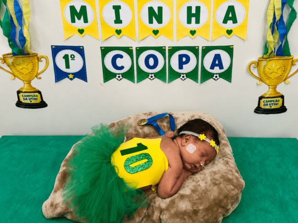 Com o tema “Minha 1ª Copa”, bebês prematuros participaram de um ensaio fotográfico especial no Hospital de Santa Maria | Foto: Divulgação IgesDF