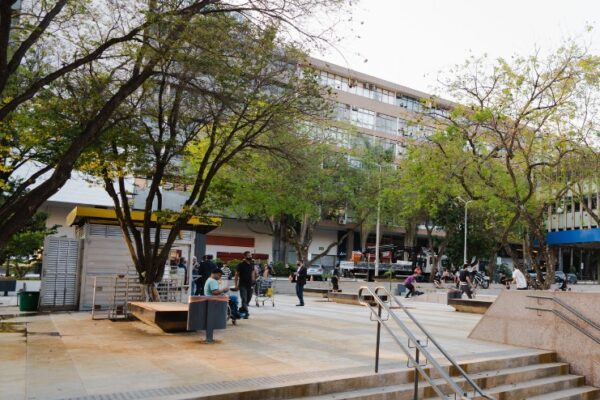 Localizado no centro da capital federal, o SCS reúne intensa circulação de pessoas, diversidade de serviços, presença de empresas e iniciativas culturais | Foto: Divulgação/Seduh-DF