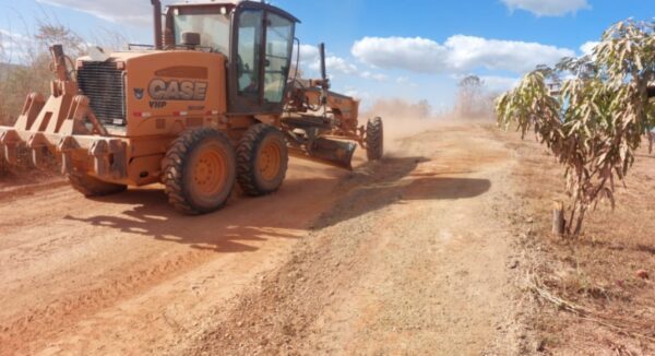 Além de retroescavadeira, programa dispõe de motoniveladoras, miniescavadeira, caminhão-pipa e caminhão basculante para execução de serviços em propriedades rurais | Foto: Divulgação