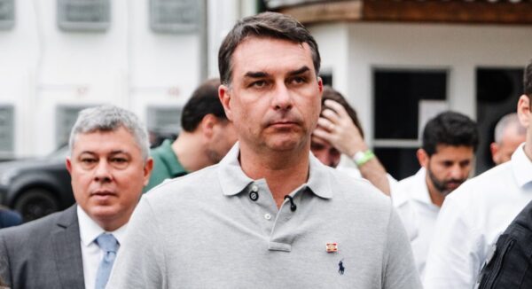 Página da Alerj informa que Flávio Bolsonaro teria feito pós-graduação em Ciências Políticas pela UFRJ | Foto: Reprodução