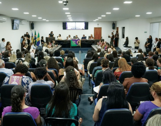 Representantes dos municípios do Entorno do DF durante assinatura do pacto regional contra o feminicídio. Foto: Marla Galdino/MMulheres