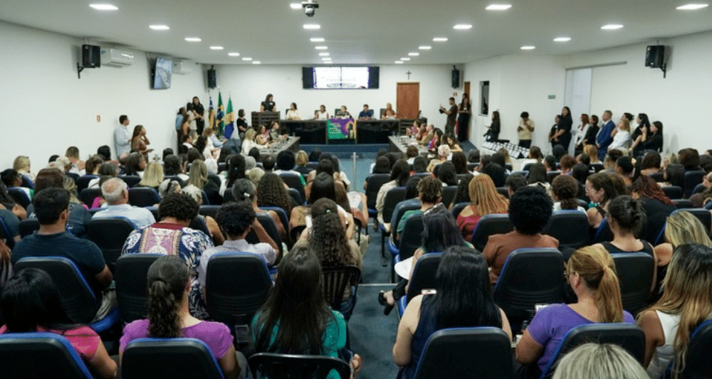 Representantes dos municípios do Entorno do DF durante assinatura do pacto regional contra o feminicídio. Foto: Marla Galdino/MMulheres