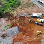 Obras são retomadas para conter o avanço da voçoroca às margens da BR-040, em Valparaíso de Goiás. Foto: Prefeitura de Valparaíso de Goiás.