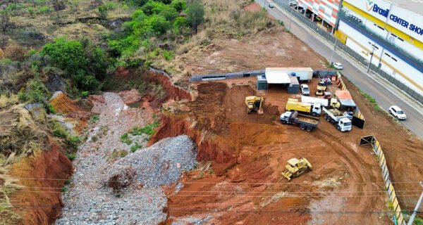 Obras são retomadas para conter o avanço da voçoroca às margens da BR-040, em Valparaíso de Goiás. Foto: Prefeitura de Valparaíso de Goiás.